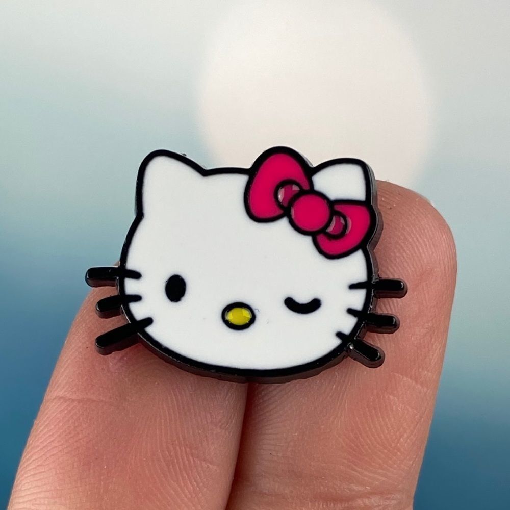 Hello Kitty Wink Face Enamel Pin/ Brooch Lapel - Picture 1 of 6